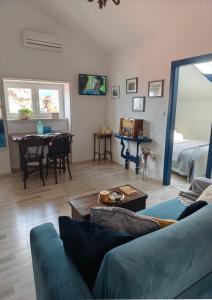 ロヴィニにあるLoreto LYA SEA VIEW APARTMENTSのソファとテーブルのあるリビングルーム +109枚の写真