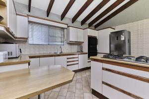 eine Küche mit weißen Schränken und einer Arbeitsplatte in der Unterkunft Villa Picasso - 3 Bed Villa in Johannesburg