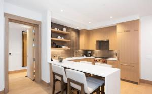 Η κουζίνα ή μικρή κουζίνα στο Luxury 2bd 2ba Ski In & Ski Out 60