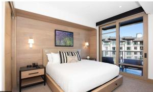 Ένα ή περισσότερα κρεβάτια σε δωμάτιο στο Luxury 2bd 2ba Ski In & Ski Out 60