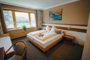 エンマースドルフ・アン・デア・ドナウにあるWirtshaus Gruber Weiteneggのベッドと窓のあるホテルの部屋