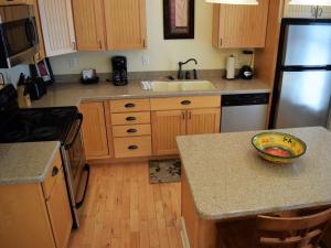 A kitchen or kitchenette at Andrew Tate Condos