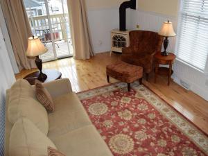 A seating area at Andrew Tate Condos