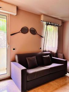 a living room with a couch with sunglasses on the wall at Monte Carlo Vista in Beausoleil