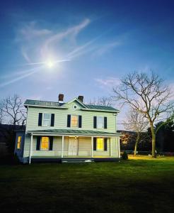 ein Gewächshaus, auf das die Sonne scheint in der Unterkunft Charming Farmhouse w King Bed Hot Tub & EV Charger 