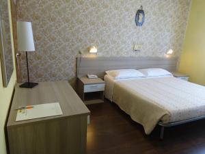 Tempat tidur dalam kamar di Hotel Saturno