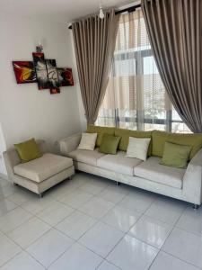 un salon avec un canapé et une grande fenêtre dans l'établissement Colombo 6 Kiruapone apartment, à Gangodawila