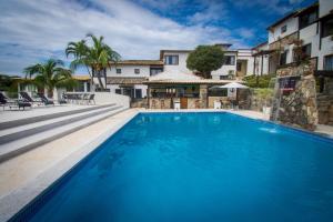 ブジオスにあるPousada Gammel Dansk by Latitud Hotelesの建物の前の大きなプール