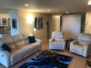 贝菲尔德Bayfield on the Lake Condos的客厅里有一张沙发和两把椅子 更多24张照片
