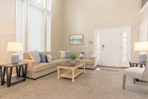 Χώρος καθιστικού στο Union Pines in Salt Lake with Hot Tub and Deck