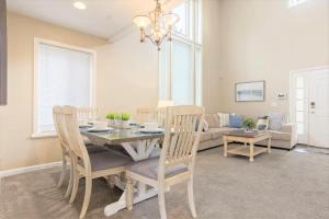 Χώρος καθιστικού στο Union Pines in Salt Lake with Hot Tub and Deck