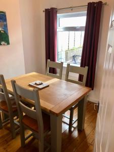 mesa de comedor y sillas con ventana en Trendy Terrace, en Bristol