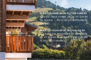 un cartel en el costado de un edificio en Flat le Renne Blanc - In the center of Praz-sur-Arly, en Praz-sur-Arly