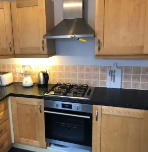 cocina con fogones negros en Trendy Terrace, en Bristol 3 fotos más