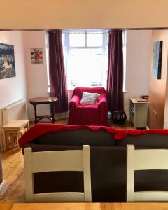 Una sala de estar con un sofá y una ventana. en Trendy Terrace, en Bristol