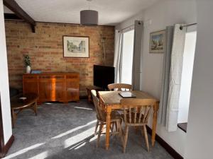 Istumisnurk majutusasutuses Cottage 1, a Cosy Retreat with Secure Parking