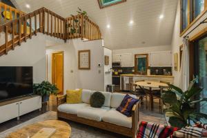 イースト・ストラウズバーグにあるThe Black Forest Chalet - Hot Tub, Hiking, Kayakのソファとキッチンのあるリビングルーム