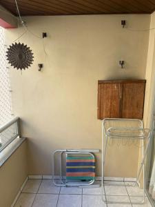 een keuken met een handdoekenrek en een kast bij Apartamento Central Edifício Vale do Reno BC in Balneário Camboriú