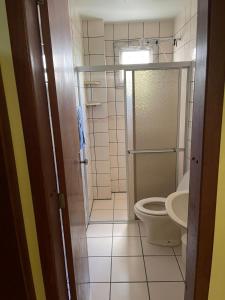 een kleine badkamer met toilet en wastafel bij Apartamento Central Edifício Vale do Reno BC in Balneário Camboriú +6 foto's