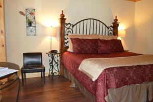 una camera da letto con un letto, un tavolo e una sedia di Mystic Hill Suites a Cloptins Crossing