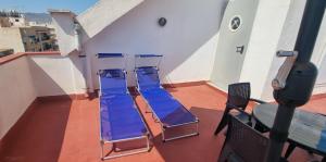 アギラスにあるTerraza en Avenida Principal y junto a la Playa - by Aloha Palmaの屋根の上に青い二段ベッドが2つ置かれたバルコニー