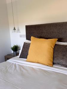 Ένα ή περισσότερα κρεβάτια σε δωμάτιο στο The S Bend Luxury Lodge