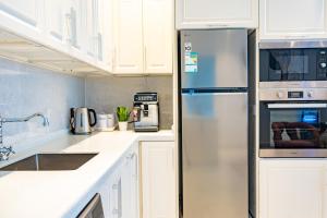 Køkken eller tekøkken på Luxury Seaview Apartment with a Private Balcony