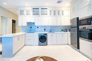 Køkken eller tekøkken på Luxury Seaview Apartment with a Private Balcony