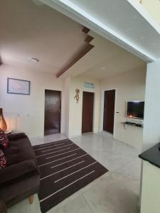 a living room with a couch and a tv at Casa Familiar 2 quartos em Búzios in Búzios