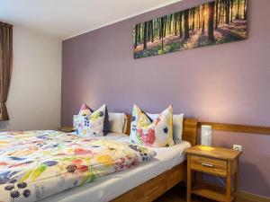a bedroom with a bed and a painting on the wall at Eifelleben Kleinlangenfeld in Kleinlangenfeld