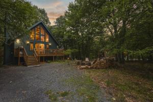 イースト・ストラウズバーグにあるThe Black Forest Chalet - Hot Tub, Hiking, Kayakの小さな家(ポーチ付)