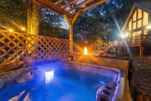 イースト・ストラウズバーグにあるThe Black Forest Chalet - Hot Tub, Hiking, Kayakの夜の家屋裏庭のスイミングプール