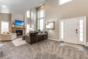 Μια τηλεόραση ή/και κέντρο ψυχαγωγίας στο Union Duplex Woods and Spruces in Salt Lake with Hot Tub