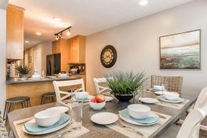 Η κουζίνα ή μικρή κουζίνα στο Union Duplex Woods and Spruces in Salt Lake with Hot Tub