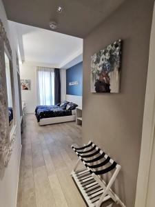 una sala de estar con una cama y un sofá en Hotel Madalù, en Rímini