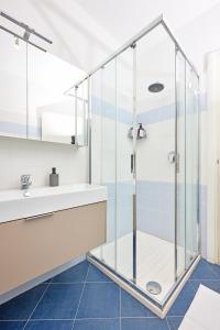 um banheiro com chuveiro e pia em Tra la Rocca e il Lago em Angera mais 11 fotografias