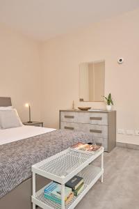 um quarto com uma cama e uma mesa com livros em Tra la Rocca e il Lago em Angera