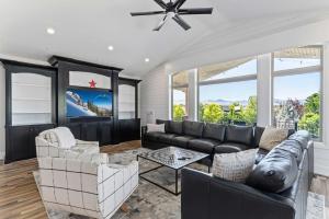 ドレーパーにあるMajesty Estate in Salt Lake with Private Pool and Sport Courtのソファとテーブルのあるリビングルーム