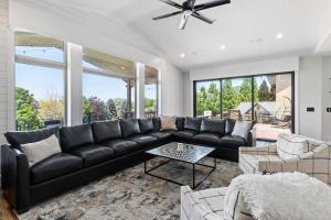 ドレーパーにあるMajesty Estate in Salt Lake with Private Pool and Sport Courtのリビングルーム(黒革のソファ付) +71枚の写真