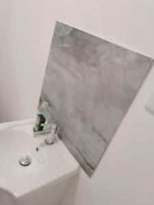 a bathroom with a sink and a mirror on the wall at Modern 2 bedrooms Apartment- Ashton-Under-Lyne- Hosts 5 persons in Ashton under Lyne
