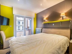 a bedroom with a large bed and a window at Zeezicht GV in Galopen