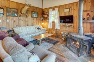 Χώρος καθιστικού στο 7 Mi to Main Street Cabin with Deck in Stanley!