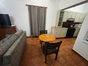 ein Wohnzimmer mit Sofa und Tisch in der Unterkunft Casa Tampico in Tijuana + 2 Fotos