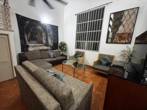 ein Wohnzimmer mit Sofa und Fernseher in der Unterkunft Casa Tampico in Tijuana