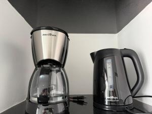 a blender and a coffee maker on a counter at 0804 Orquídea Studio Próx GRU e Estação Cecap in Guarulhos