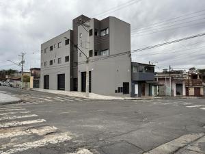 a white building on the side of a street at 0804 Orquídea Studio Próx GRU e Estação Cecap in Guarulhos