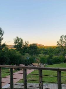 リベラにあるLos Tres Rubiosの田面の見える木製の柵 +3枚の写真