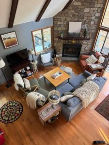 Posezení v ubytování Mountainside w Fireplace, Fire Pit, Deck, & WiFi