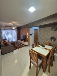 a living room with a table and a couch at Apartamento Confortável e Espaçoso em Condomínio Familiar, 2 Quartos com 1 suíte e Lazer de Clube in Belém