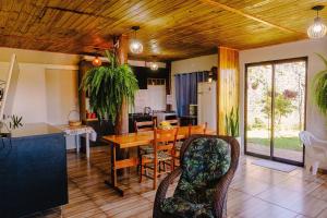 a kitchen and dining room with a table and chairs at Cabana Raízes - LaCabanasEco in Chapecó